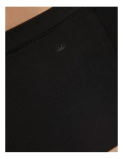 Triumph Smart Natural Maxi Brief In Black 5 Triumph Smart Natural Maxi Brief In Black -SOHO Shop 946248670 946249210 3 1 720x928